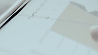 Kullanıcı, farklı ülkelere uygulanan vergiler sonrasında yoksulluk oranı verilerini içeren tabloyu görüyor.