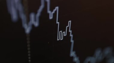 Aşağı doğru eğimli bir adım çizelgesi.