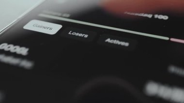 Tüccar piyasadaki en çok kaybedenler seçeneğini işaretliyor.