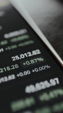 Gerçek zamanlı fiyat güncellemeleri, mevcut değerler ve hisse senedi piyasası izleme uygulamasında gösterilen yüzde değişiklikleri.