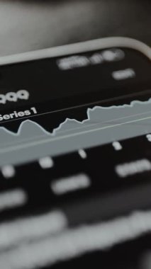 Bir borsa grafiğinde gerçek zamanlı veri eğilimleri görselleştirmesi.