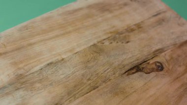 Beyaz bir kasedeki çeşitli baharatlar, kurutulmuş bitkiler, pudra kırmızı biber ve yer baharatları..