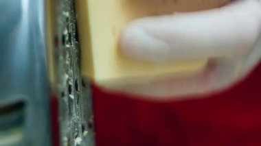 Yarı rendelenmiş peynir, yakın görüş..