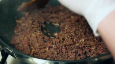 Tavada kıyma pişiyor..