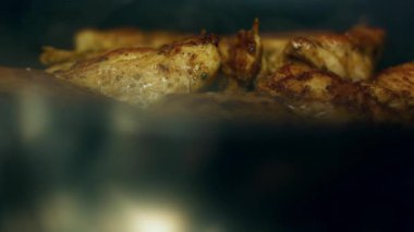 Baharatlı tavuk parçaları pişiriliyor..