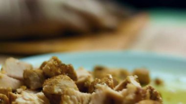 Baharatlı bir tavuğu dilimlemek için keskin bir bıçak kullanmaya yakın..