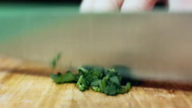 Taze maydanoz kesim tahtasıyla doğranıyor..