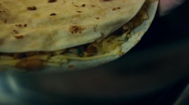 Quesadilla 'yı bir tavaya koyup kapakla kaplamak..