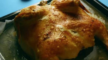 Fırın tepsisinde kızarmış tavuk ve kıtır kıtır kahverengi kabuk..