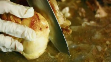 Kızarmış tavuk daha iyi hazırlanmak için parçalara ayrılıyor..