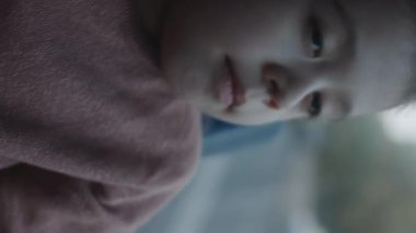 Tatlı küçük kız otobüsle seyahatin tadını çıkarıyor. O, otobüsün penceresinden heyecanlı görünüyor..