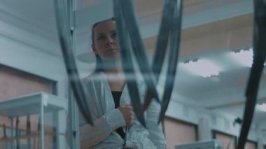 Müzede Kafkas kılıçlarına bakan bir kadın. Kafkas Shashka koleksiyonu Tarih Müzesi, Chisinau, Moldova.