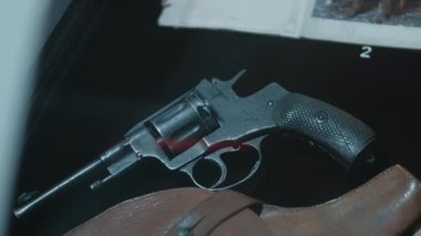 1. Dünya Savaşı döneminden kalma Rus Nagant M1895 tabancası, müzede sergilendi. 2023, Tarih Müzesi, Chisinau, Moldova.