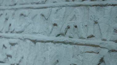 15. yüzyıldaki eski bir mezardaki eski Slavonik yazıtlarla mezar taşını kapat. 2023, Tarih Müzesi, Chisinau, Moldova.