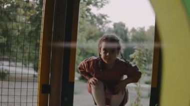 Küçük mutlu kız çocuk parkında çok eğleniyor. Çocukluk, mutluluk ve sağlıklı yaşam tarzı.