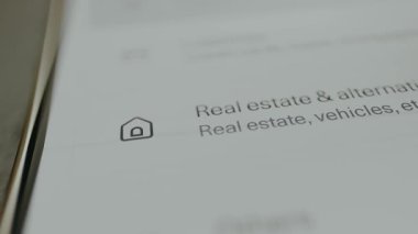 Bir yatırım uygulaması arayüzünde gayrimenkul ve alternatif varlık kategorisi.