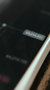 Güncelleme fiyatını gösteren bir kripto para birimi alım satım uygulamasında canlı fiyat grafiği.