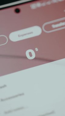 Harcamalar için kişisel finans izleme uygulamasına finansal girdiler yazılıyor.