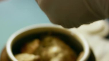 Seramik kavanozdaki kızarmış ördek parçalarının üzerine deniz tuzu serpilmiştir..