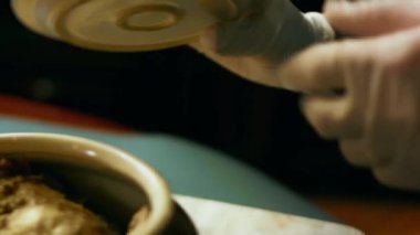 Kavrulmuş ördek parçalarıyla kaplanmış seramik kavanoz..