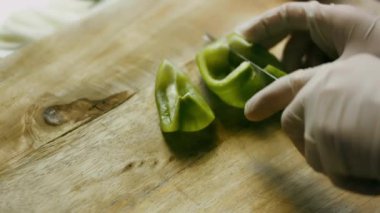 Yeşil dolma biber parçaları bir tabakta taşınır..
