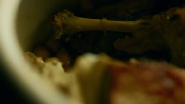 Kızarmış ördek parçalı tabak, nohut ve ızgara sebze..