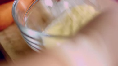 Çiğ yumurta ve sütü bir kasede elle karıştırdım..