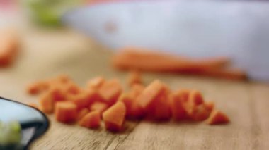 Tahta kesme tahtasındaki havucu kesmeye yakın..