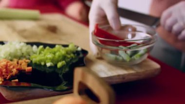 Biri donmuş kırmızı bir dolma biberi parçalara ayırıyor..