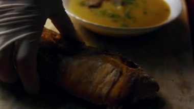 Sebze püresi çorbasına eşlik etmek için eller bir dilim ekmeği yırtar..