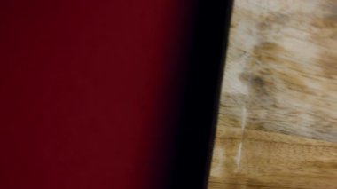 Haşlanmış sığır eti parçaları bir tabakta, pişirilmeye hazır..