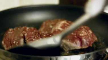 Kızarmış sığır filetosu, et parçalarını ters çeviriyor..