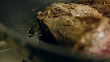 Sığır filetosu, kahverengi bir kabuğa kadar sıcak bir ızgarada pişiriliyor..