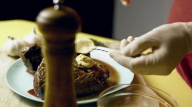 Kızarmış sığır filetosunu daha fazla pişirmek için Dijon hardalıyla ovuyorum..