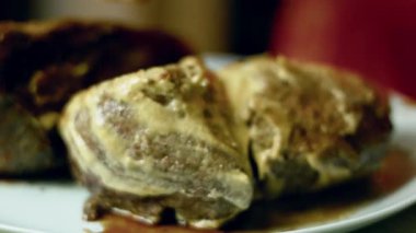 Kızarmış sığır filetosunu Dijon hardalıyla kaplamak..