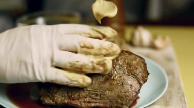 Etleri hardalla tatlandırmak.