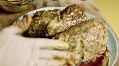 Dijon hardalıyla kaplı iki dilim sığır filetosu..