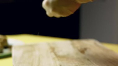 Tahta kesme tahtasına insan parçaları serpiştirilmiş..