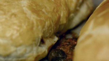 Birisi Wellington bifteğini fırından çıkarıyor..