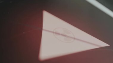 Radyasyon uyarı sembolü, radyoaktif materyallerin varlığı veya tehlike.