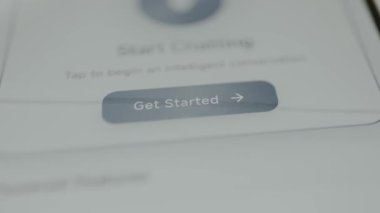 Parmaklar Başlat düğmesine tıklıyor.