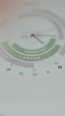 Şehirlerin isimlerini de içeren dairesel ögelere sahip saat.