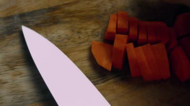 Havuç dilimleri diğer sebzelerle birlikte bir tabağa aktarılıyor..