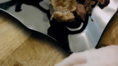 Haşlanmış sığır eti dilimlenmiş, üst manzara..