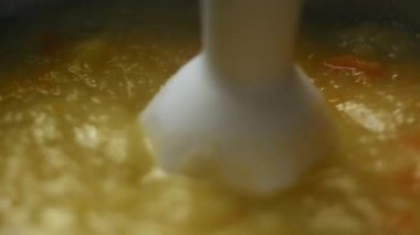 Kaynamış sebzeleri doğrudan tencereye karıştırıp, manzarayı kapatın..