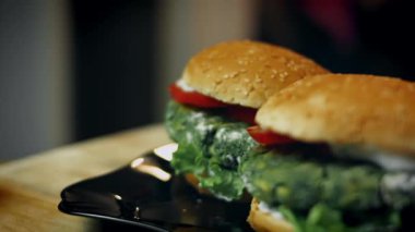 İki lezzetli vejetaryen burger ve yeşil ıspanak ve peynirli börek tabağı..