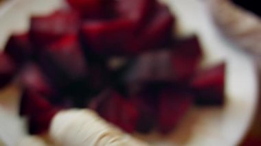 Kavrulmuş pancar parçaları blender kavanozuna konur..