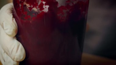 Kavrulmuş pancar parçalarını karıştırarak pürüzsüz bir püre haline getiren ellere yaklaş.