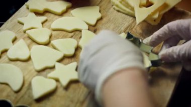 Kurabiye kesicilerle yapılan çeşitli peynir şekilleri..