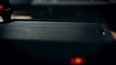 Elektrikli ızgaraya konulan çiğ tavuk parçalarını kapatın..